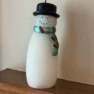 Festive Snowman Figurine with Scarf
Sparkles